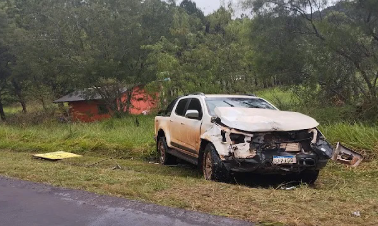 Acidente deixa três pessoas feridas na PR-180.