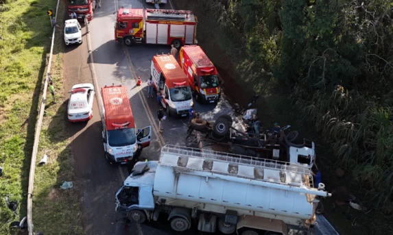 Acidente entre caminhões deixa motorista gravemente ferido na BR-277, em Cantagalo