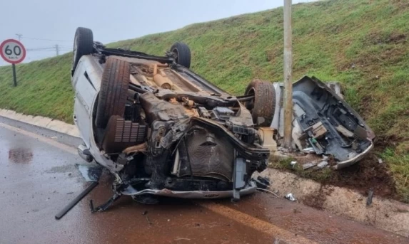 ACIDENTE GRAVE: Carro Capota no Trevo Cataratas e Causa Congestionamento Extenso em Cascavel ACIDENTE GRAVE: Carro Capota no Trevo Cataratas e Causa Congestionamento Extenso em Cascavel