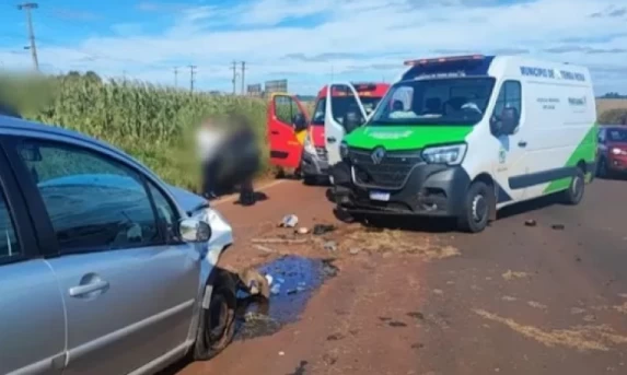 Acidente na BR-163 em Toledo envolve carro e ambulância.