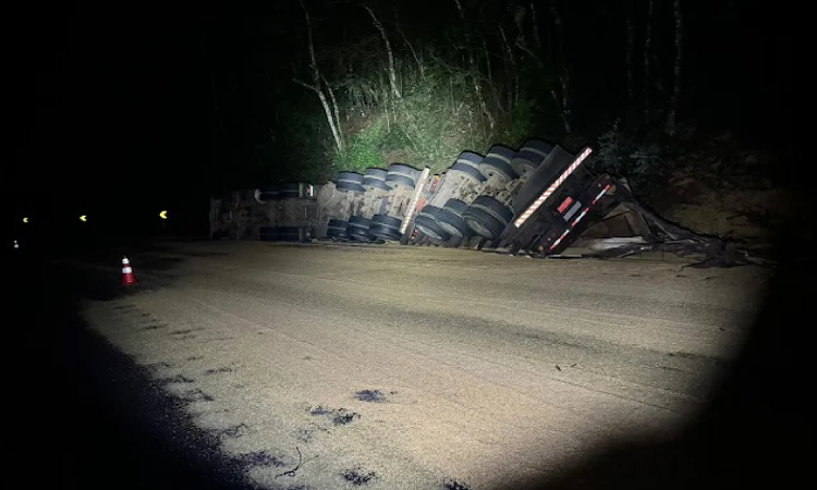 Acidente na BR-277: Carreta carregada com soja tomba em Virmond-PR.