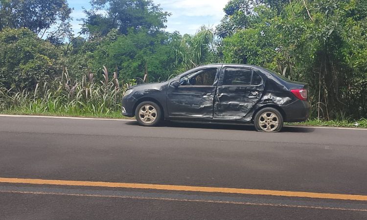 ACIDENTE NO KM 495: MOTOQUEIRO FICA FERIDO APÓS COLIDIR COM VEÍCULO ESTRANGEIRO PRÓXIMO AO RIO GUARANI