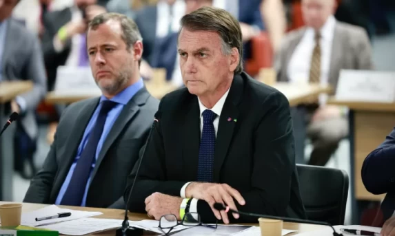 Afastado da agenda pública em julho, Bolsonaro tem inflamação no esôfago.