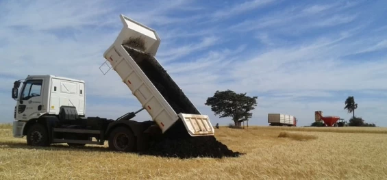 AGRICULTURA: Sanepar amplia número de agricultores que recebem lodo de esgoto para uso no campo.