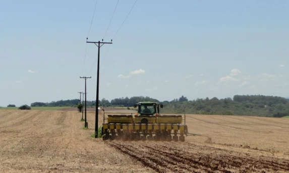 AGRO: Colheita e plantio exigem atenção para evitar acidentes no campo, alerta Copel.