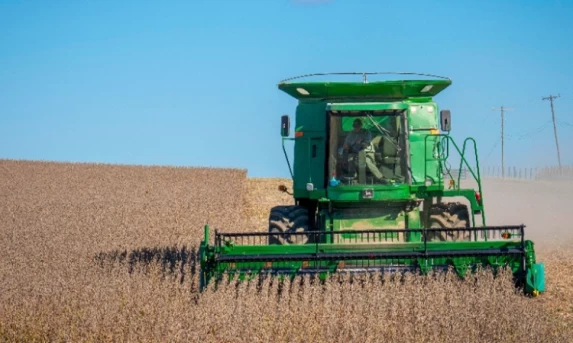 AGRO: Em meio a clima chuvoso, colheita de soja avança.