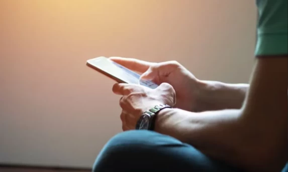 Além das telas: Especialista lista 5 passos essenciais para combater o vício em celular e equilibrar a rotina familiar