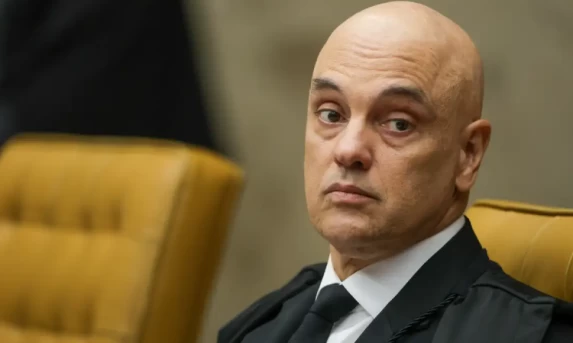 Alexandre de Moraes decreta prisão domiciliar de Jair Bolsonaro