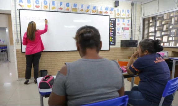 Alfabetização de adultos pode aumentar renda em até 16%, aponta estudo
