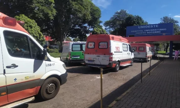 Ambulâncias do SAMU estão paradas no pronto-socorro do HU; Hospital alerta para superlotação.