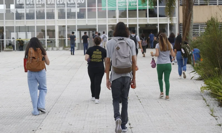 Ano letivo começa para mais de 1 milhão de estudantes da rede estadual do Paraná