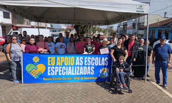 Apae de Guaraniaçu realiza manifestação contra ADI 7796, que pode fechar escolas especiais no Paraná.