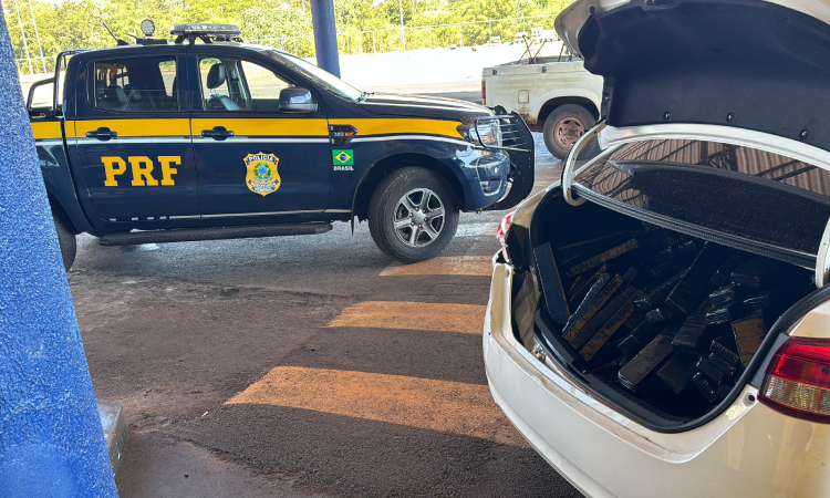 Após fuga, PRF apreende em Guaíra (PR) mais de 400 quilos de Maconha em carro roubado.