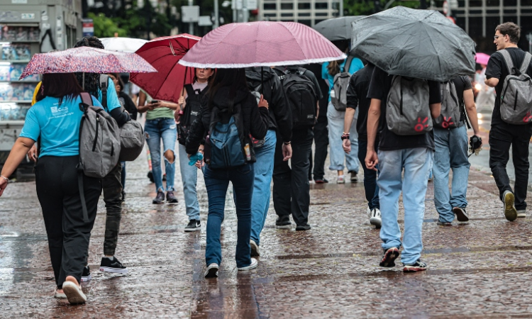 ATENÇÃO: INMET EMITE ALERTA LARANJA DE TEMPESTADES COM VENTOS DE 100 KM/H E GRANIZO EM QUATRO ESTADOS