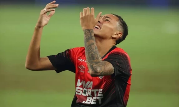 Athletico derrota Brusque e avança às oitavas de final da Copa do Brasil.