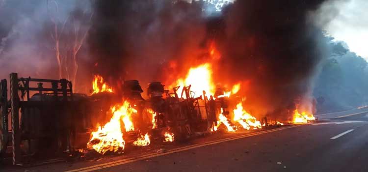 ATUALIZAÇÃO: Condutor morre após grave colisão entre caminhões na BR 277 em Nova Laranjeiras.