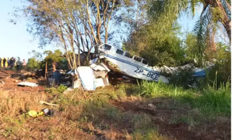 Avião com fortuna cai no Paraguai e moradores saqueiam milhões de dólares e reais