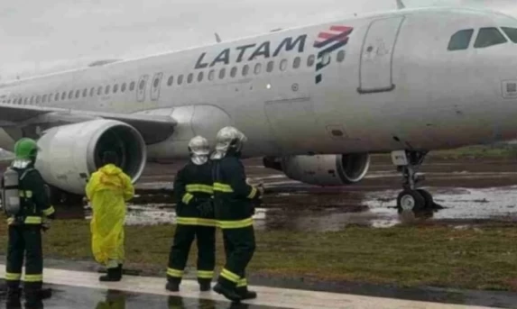 Avião da Latam sai da pista durante pouso e fica atolado no Aeroporto Regional de Cascavel