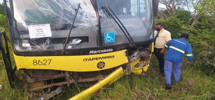 BAHIA: Motorista de ônibus é morto enquanto trabalhava após ataque a tiros; veículo caiu em matagal