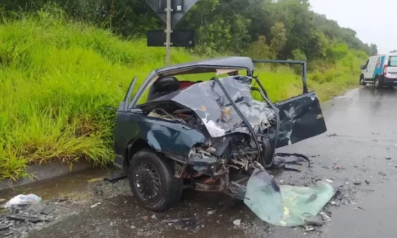 Batida entre dois carros deixa três mortos e quatro gravemente feridos na BR-277.