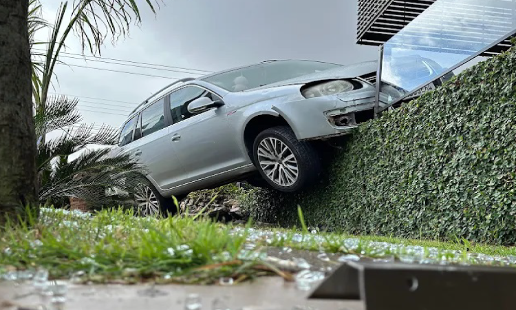 BMW bate em Jetta que vai parar em cima de muro no Centro de Cascavel.