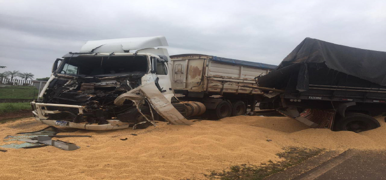 BOA VISTA DA APARECIDA: Batida frontal entre duas carretas é registrada na PR-180.