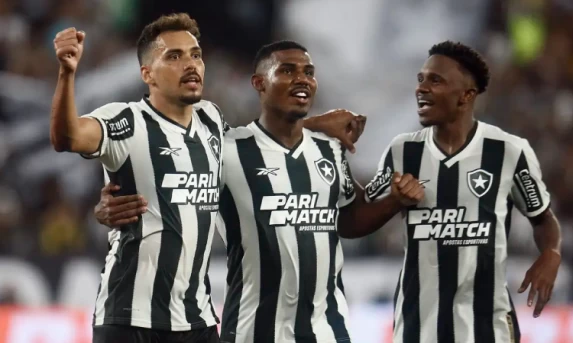 Botafogo supera Vitória para abrir vantagem na Copa do Brasil.