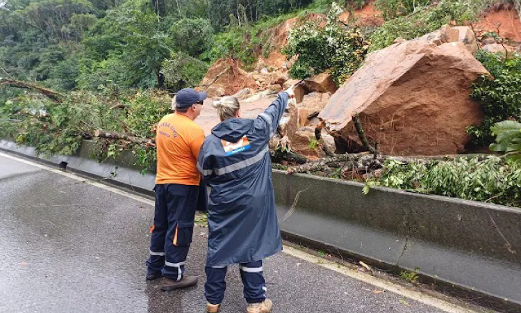 BR-101 em Palhoça está há mais de 36 horas interditada em Santa Catarina por conta da chuva.