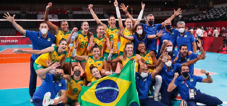 Brasil bate Coreia do Sul e pega EUA na final do vôlei feminino