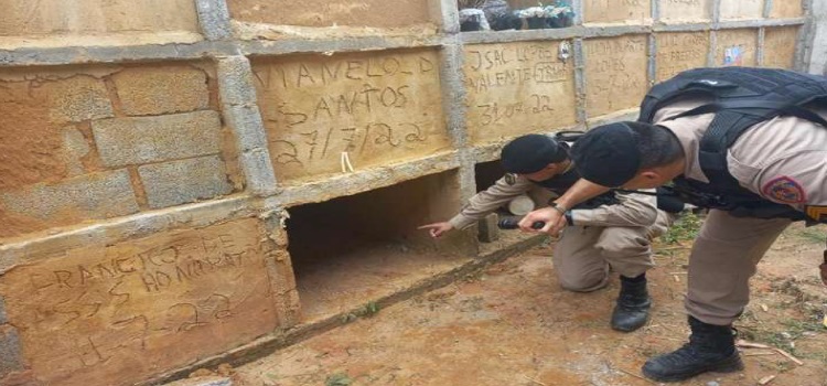 BRASIL: Mulher pede socorro e é resgatada de túmulo.