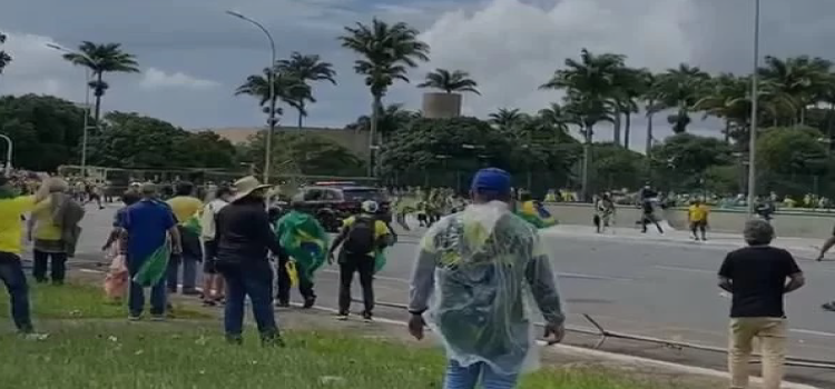 BRASÍLIA: Bolsonaristas enfrentam polícia no DF e invadem Congresso, Planalto e STF.