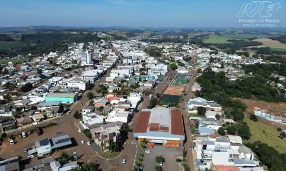 Calor e ventos fortes marcam a quinta-feira em Guaraniaçu; frente fria traz provável chuva no fim do dia