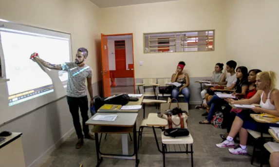 Câmara dos Deputados aprova texto-base do novo ensino médio.