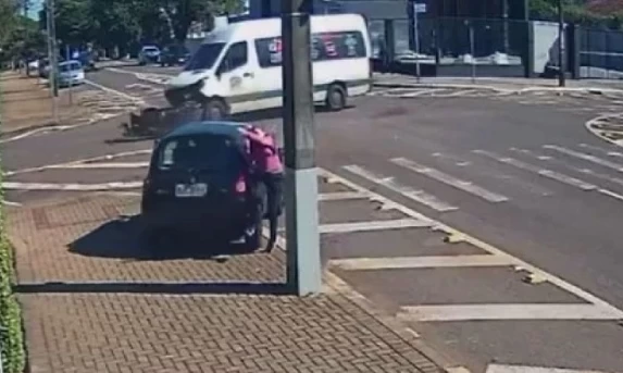 Câmera de segurança mostra mulher sendo atropelada no centro de Cascavel.