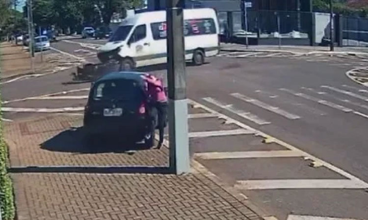 Câmera de segurança mostra mulher sendo atropelada no centro de Cascavel.