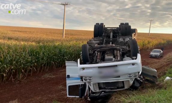Caminhão carregado com carne tomba em barranco na BR-369 em Cascavel