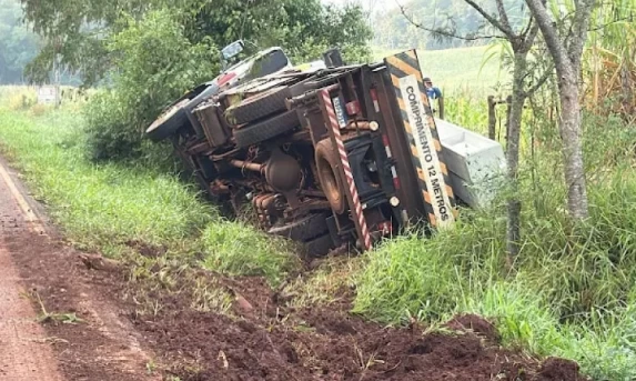 Caminhão carregado com postes tomba na PR-180 em Cascavel