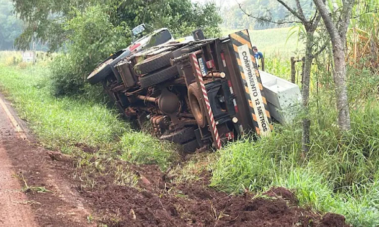Caminhão carregado com postes tomba na PR-180 em Cascavel