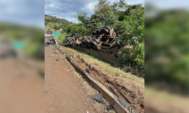 Caminhão tanque tomba na curva do Castelinho em Matelândia.