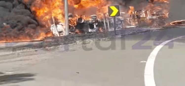 Caminhão tomba, pega fogo e atinge restaurante na Serra do Rio Pelotas.