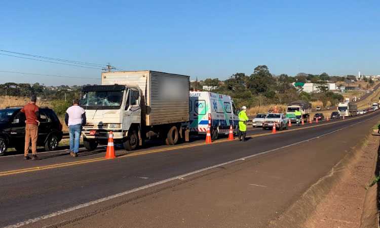 Caminhões batem na BR 277 em Cascavel