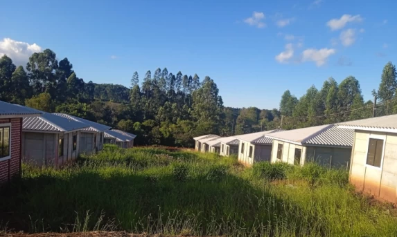 CAMPO BONITO: Administração Municipal é criticada por abandono e atraso na entrega de Moradias Financiadas.