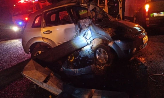 CAMPO BONITO: Imagens mostram momento em que veículo em alta velocidade colide com anteparo causando ferimentos no condutor.