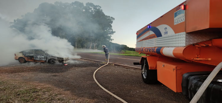 CAMPO BONITO: Veículo incendeia após colisão na PR 474.