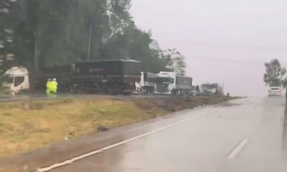 Carreta bloqueia BR-163 após bater em árvore e atravessar a pista