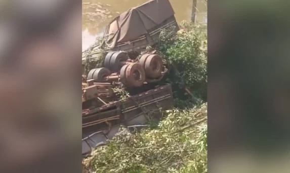 Carreta cai em açude às margens da BR 277 após batida;Vídeo.