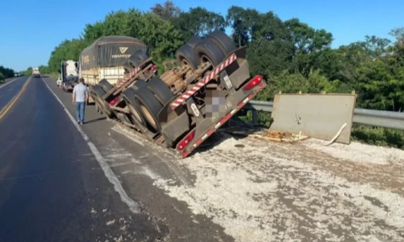 Carreta carregada com caroços de algodão tomba na BR 163.