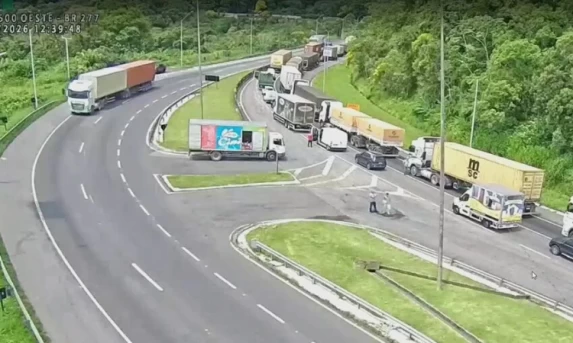 Carreta desgovernada atropela funcionário da EPR Litoral Pioneiro na Serra do Mar; BR-277 segue bloqueada