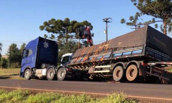 Carreta tomba em acidente na rodovia BR-163, em Cascavel.