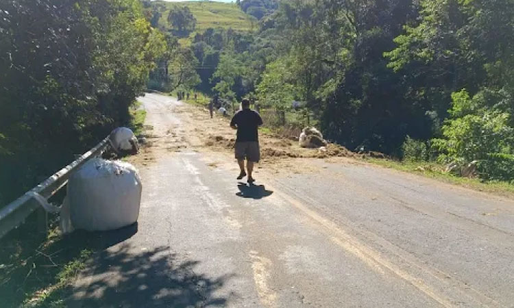 Carreta tomba na ponte do Rio Piquiri e deixa uma vítima em estado grave na BR-158.